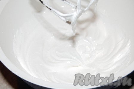 В сухой посуде с помощью миксера взбить охлаждённые белки с щепоткой соли до плотной пены.

