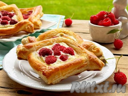 Нежные, вкусные, воздушные слойки с начинкой из малины и творожного сыра можно есть как тёплыми, так и остывшими. При желании перед подачей их можно посыпать сахарной пудрой.