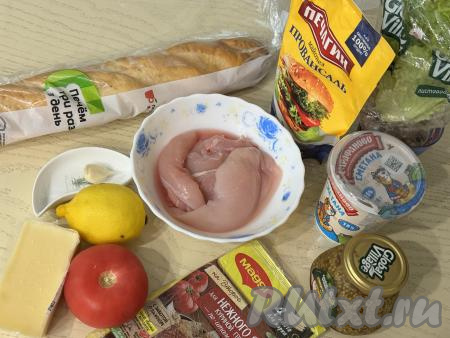 Подготовить продукты для приготовления брускетт "Цезарь" с курицей. 