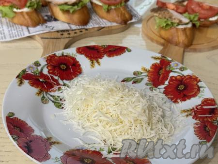 Сыр натереть на мелкой терке. 
