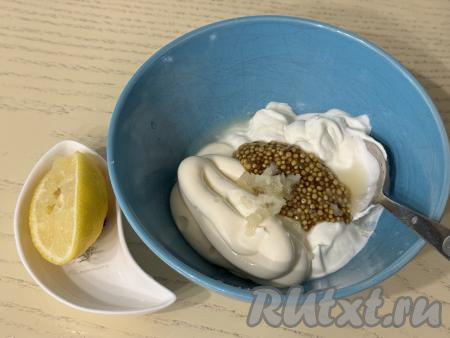 Для приготовления соуса для брускетт "Цезарь" нужно в глубокой тарелке соединить майонез, сметану, горчицу, лимонный сок и пропущенный через пресс чеснок. 