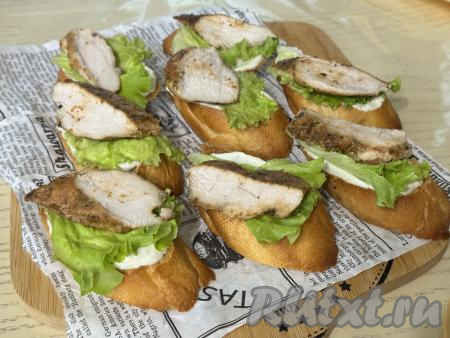 Поверх листа салата выложить на каждый кусочек багета по кусочку курицы. 
