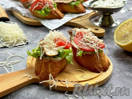Аппетитные, очень вкусные брускетты "Цезарь" с курицей я подала в качестве закуски для фуршета. 