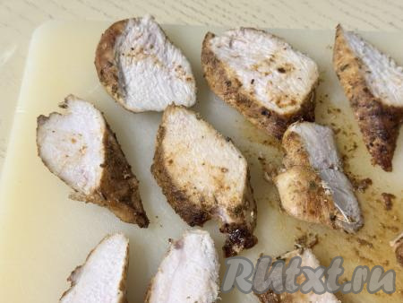 Жареное куриное филе нарезать поперёк на достаточно плоские кусочки. 
