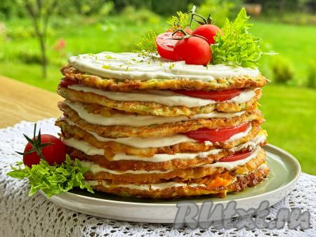 Кабачковый торт с творожным сыром и помидорами