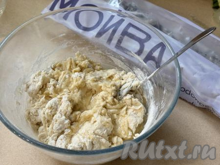Постепенно подсыпая оставшуюся муку, продолжить замешивать тесто. Вначале перемешивать столовой ложкой, а как только тесто начнёт собираться в ком, приступить к вымешиванию дрожжевого теста руками. Вымешивать тесто руками нужно не менее 7 минут, добавляя понемногу муку только по мере необходимости. 