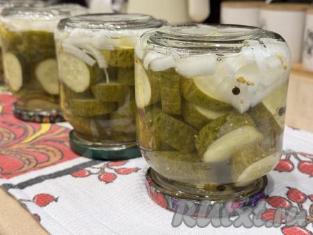 Перевернуть банки с огурчиками вверх дном, укутать их в одеяло и оставить до полного остывания. 