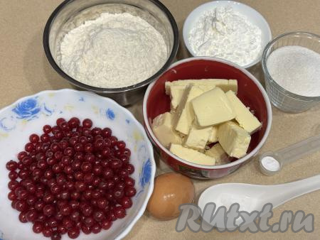 Подготовить продукты для приготовления тёртого пирога с красной смородиной. Красную смородину можно взять как свежую, так и замороженную. Свежие ягоды нужно будет промыть водой, аккуратно отделить от веточек, обсушить. Замороженную смородину, если на ней немного наледи, можно не размораживать. Крахмал можно взять как картофельный, так и кукурузный.