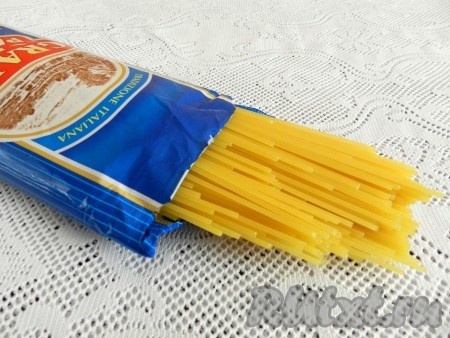 Спагетти отварить по инструкции на упаковке.
