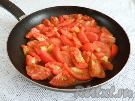 Выложить в сковороду нарезанные помидоры, посолить, поперчить, довести до кипения и готовить на медленном огне 15 минут (до полного размягчения помидоров), периодически перемешивая.
