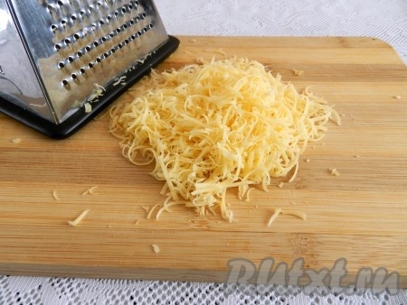 Сыр натереть на тёрке. Базилик вымыть, обсушить, нарезать (или порвать руками).
