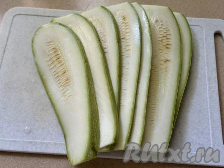 Кабачок нарезать на полоски толщиной миллиметра 3-4 (у меня получились 7 полосок). 