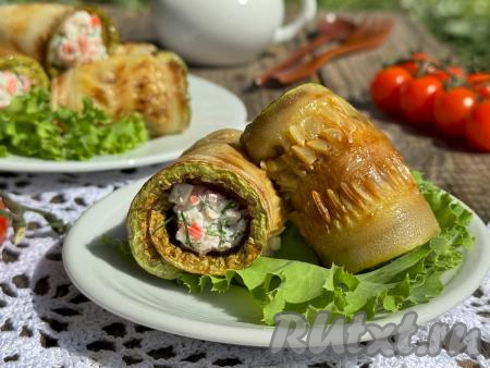 Очень вкусные, аппетитные рулетики из кабачка с нежной, пикантной начинкой из крабовых палочек и творожного сыра подать к столу.