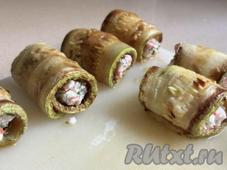 Постепенно сформировать все рулетики из кабачка с начинкой. 