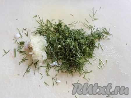 Пока обжаренные полоски из кабачка остывают, можно заняться начинкой для рулетиков. Для этого нужно укроп промыть водой, обсушить его, а затем мелко нарезать. Очищенный чеснок пропустить через пресс.