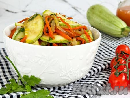 По прошествии часа вкусное, пикантное, аппетитное хе из кабачков по-корейски можно подавать к столу. Хранить эту закуску быстрого приготовления нужно в холодильнике. 