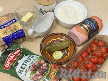 Подготовить продукты для приготовления пиццы в мультиварке Редмонд. Лук почистить, помидоры помыть. Я взяла помидоры черри, можно взять и обычные помидоры. Колбасу можно взять любую (у меня - варёная колбаса).