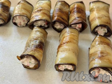 Вот такие 9 рулетиков из из баклажана с крабовыми палочками у меня получились.