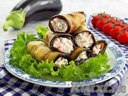 Рулетики из баклажана с крабовыми палочками