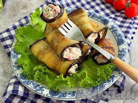 Вкусные, пикантные рулетики из баклажана с аппетитной начинкой из крабовых палочек можно подать и к семейному ужину, и к праздничному столу.