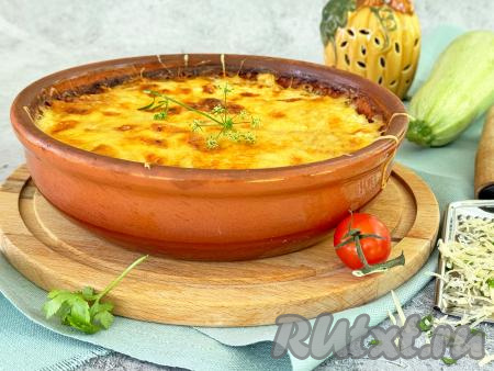 Запеканка, приготовленная из кабачков с фаршем и рисом, получается нежной, аппетитной, вкусной, её можно подать в качестве полноценного обеда или ужина.