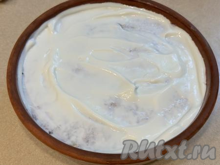 Смазать верх будущей запеканки сметаной, поставить форму в разогретую до 180 градусов духовку. Готовить запеканку из кабачков с фаршем и рисом 40 минут. 