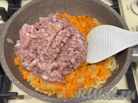 Затем выложить в сковороду мясной фарш.