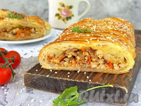 А вот как косичка выглядит в разрезе. Большое количество сочной мясной начинки и нежное слоёное тесто делают этот пирог и сытным, и вкусным.