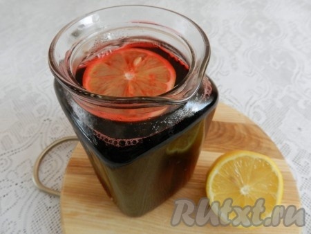 Затем процедить, добавить лимон (дольками или только сок - по вкусу). Остудить. При подаче можно добавить в стаканы с напитком лед.