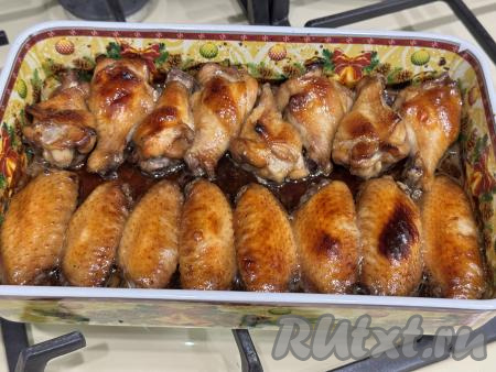 Духовку разогреть до 180 градусов, затем отправить в неё форму с куриными крыльями. Запекать крылышки в соевом соусе с мёдом примерно 1 час.
