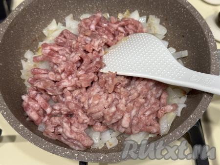 В сковороду с обжаренным луком выложить фарш. 