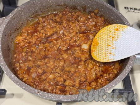 Посолить фарш по вкусу и обжарить в течение 2-3 минут, иногда перемешивая, снять с огня, дать немного остыть. 
