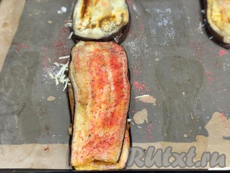 Каждую полоску баклажана, покрытую фаршем и сыром, сверху накрыть чистой полоской баклажана. 