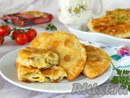 Чебуреки с сыром и зеленью на сковороде
