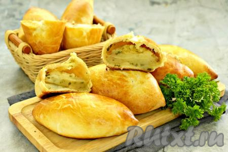 Готовые пирожки достаём из духовки. Они хороши как горячими, так и полностью остывшими. А вот как пирожок выглядит в разрезе: много картофельной начинки и тонкое, нежное слоёное дрожжевое тесто. Вроде бы ничего сложного, а получается очень вкусно!