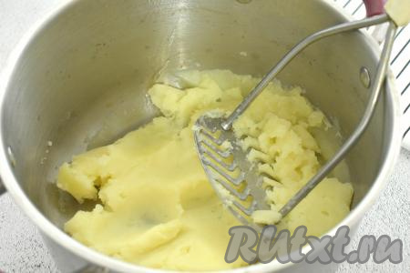Варёный картофель разминаем толкушкой до получения однородного пюре.