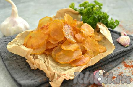 Картофельные чипсы, приготовленные в сушилке для овощей, получаются хрустящими, ароматными, вкусными, да и более полезными, чем магазинные аналоги. Предложить к столу их можно с любимым соусом. Хранить чипсы из картошки, приготовленные по этому рецепту, нужно в герметично закрытом контейнере, чтобы они оставались хрустящими как можно дольше. 