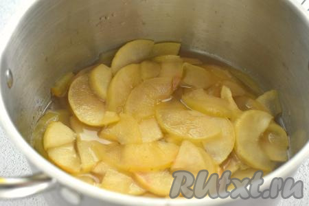 Выключаем плиту. Оставляем яблоки в сиропе до полного остывания (у меня остывали 2 часа), прикрыв кастрюлю крышкой. Снова ставим кастрюлю с яблоками в сиропе на огонь, доводим до кипения и провариваем 5 минут на небольшом огне, убираем с огня и оставляем до полного остывания. Затем ещё 1-2 раза провариваем яблоки в сиропе. Ломтики яблок должны стать прозрачными.