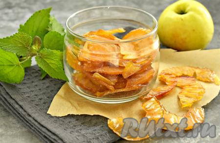 Аппетитные, вкусные яблочные цукаты, приготовленные в сушилке, перед подачей можно, по желанию, присыпать сахарной пудрой. Для того чтобы цукаты из яблок дольше сохраняли свою свежесть и аромат, хранить их нужно в герметично закрытом  контейнере в сухом и тёмном месте.