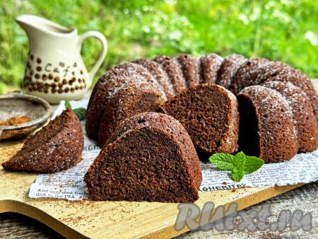 Нежный, в меру влажный, ароматный шоколадный кекс из кабачков переложить на тарелку, по желанию, присыпать сахарной пудрой, нарезать на кусочки и подать к столу. 