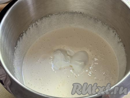 В яйца, взбитые с сахаром, добавить сметану, соду и растительное масло, перемешать массу лопаткой (или столовой ложкой) до однородности. 