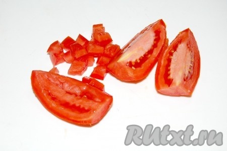 У помидор удалить внутреннюю мякоть с семечками, нарезать мелкими кубиками.