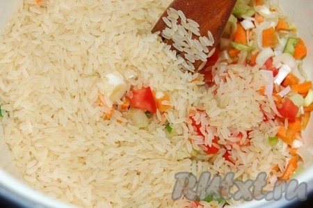 Затем добавить сухой рис.