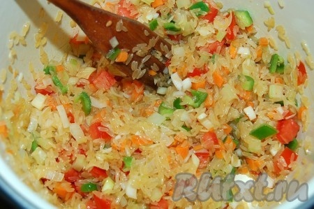 Перемешать рис с овощами, обжаривать 5 минут, затем добавить горячую воду, соль, перец. Уровень воды должен превышать уровень риса с овощами на 2 пальца. Закрыть крышкой и готовить 25 минут на маленьком огоньке.