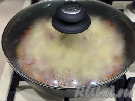 Накрыть сковороду крышкой и готовить минут 7 на минимальном огне.