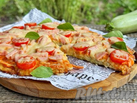 Пицца из кабачков с колбасой и сыром на сковороде
