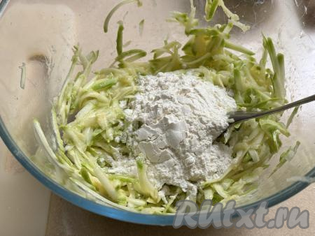 Всыпать муку в миску, перемешать ложкой. 