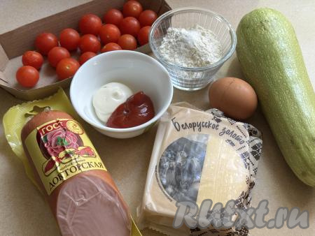 Подготовить продукты для приготовления пиццы из кабачков с колбасой и сыром на сковороде. Я взяла молодой кабачок с мелкими семечками и тонкой кожицей, поэтому просто вымыла его и обрезала кончики с двух сторон. Если вы будете использовать кабачок с толстой кожурой, тогда её нужно срезать, крупные семечки нужно будет удалить. Для приготовления пиццы потребуется 300 грамм подготовленного кабачка.