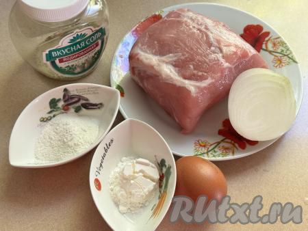 Подготовить продукты для приготовления рубленных котлет из свинины в духовке. Свинину промыть водой, обсушить. Крахмал можно взять как картофельный (именно его я и использовала), так и кукурузный. Лук почистить. 