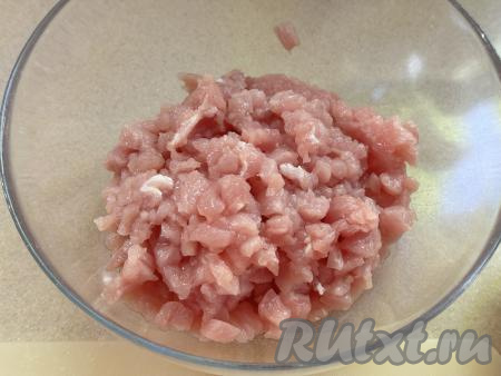 Переложить рубленное мясо в миску. 